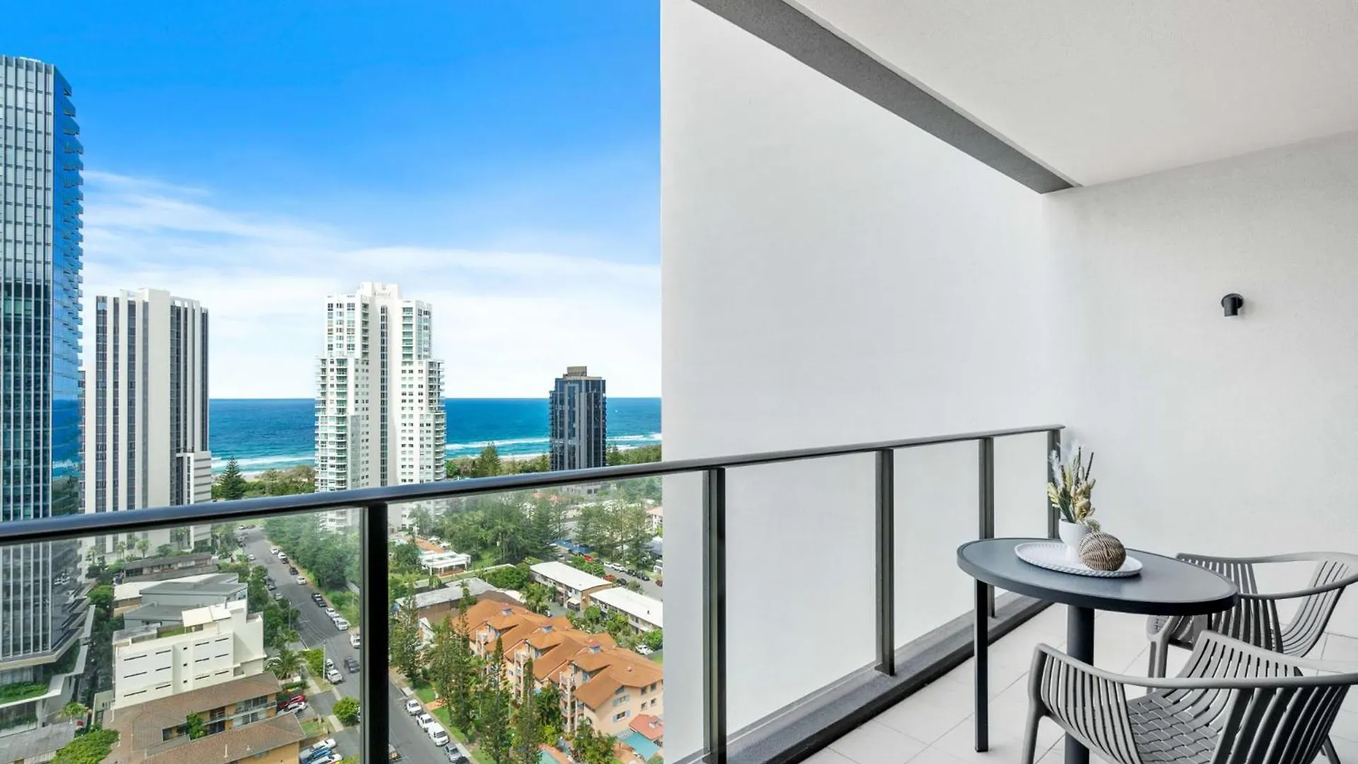 Elegant 2-Bed With Stunning Views, Pool, Bbq, Gym Apartment Gold Coast Australia