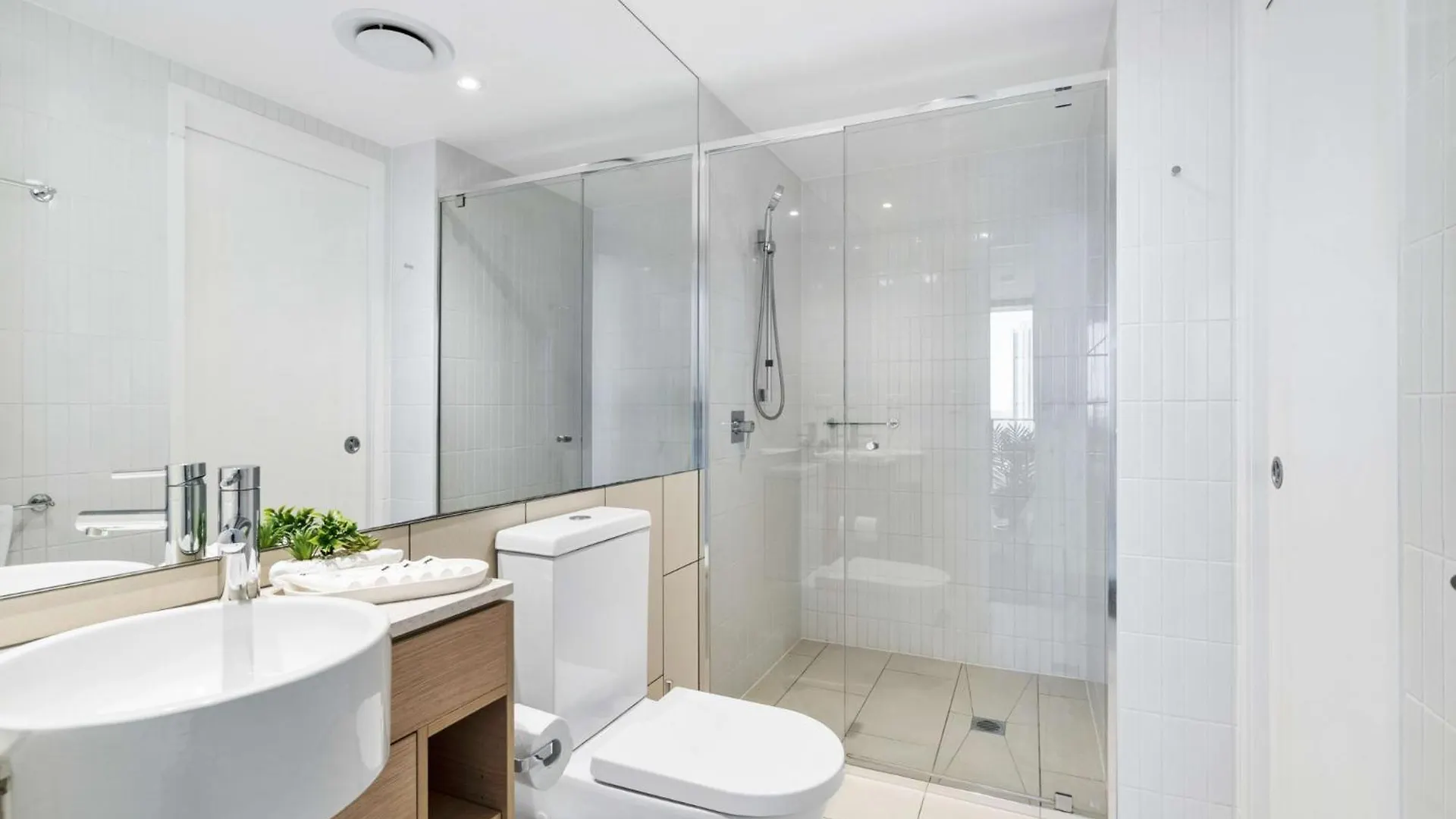 Elegant 2-Bed With Stunning Views, Pool, Bbq, Gym Apartment Gold Coast